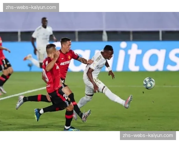 特写：洛里昂老将勒费埃打进职业生涯第100球后泪洒赛场