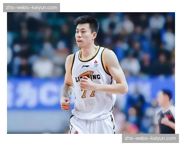 特写瞬间:郭艾伦关键抢断后滑倒在地,仍将球传给快下的张镇麟 特写瞬间:郭艾伦关键抢断后滑倒在地,仍将球传给快下的张镇麟